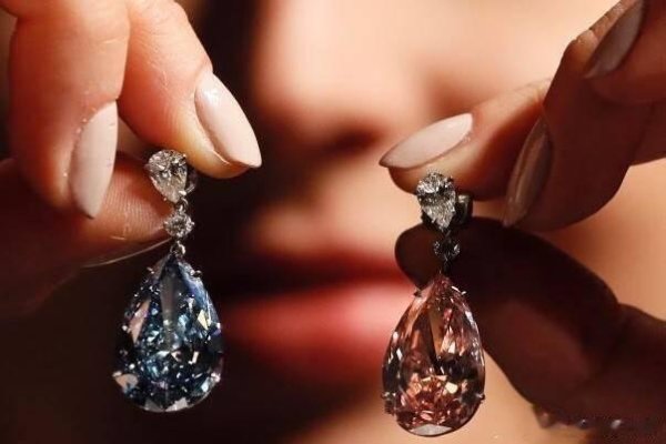 十大配资软件公司 钻石巨头示好中国, 降价25%仍丢18%市场, 网友: 先清完146亿库存再说